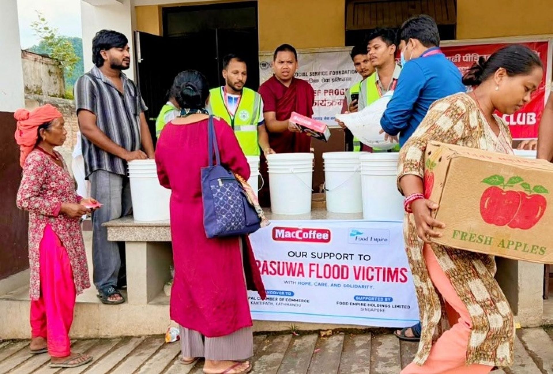 बाढीपीडितका लागि फुड इम्पायरको २० हजार डलर सहयोग, राहत वितरण सुरु